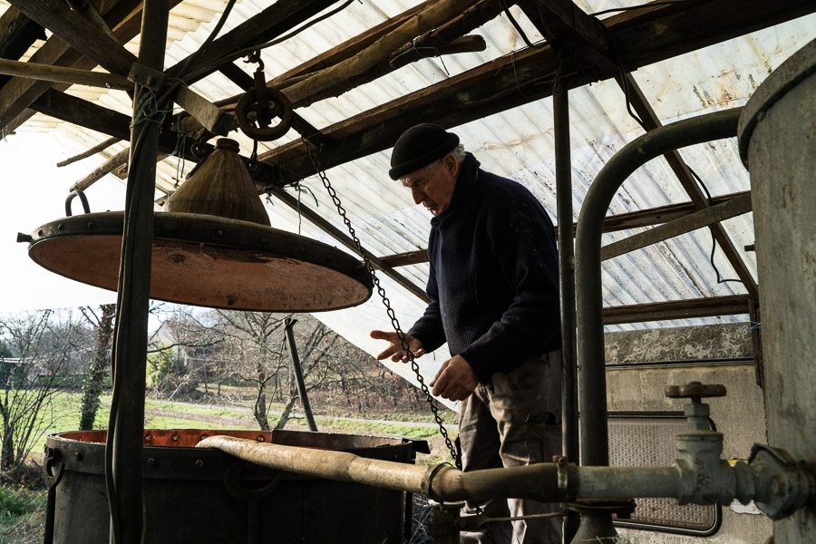 Aux prunes ferment&eacute;es est ajout&eacute; de l'eau pour &eacute;viter que le fond br&ucirc;le, ce qui ruinerait la cuve.