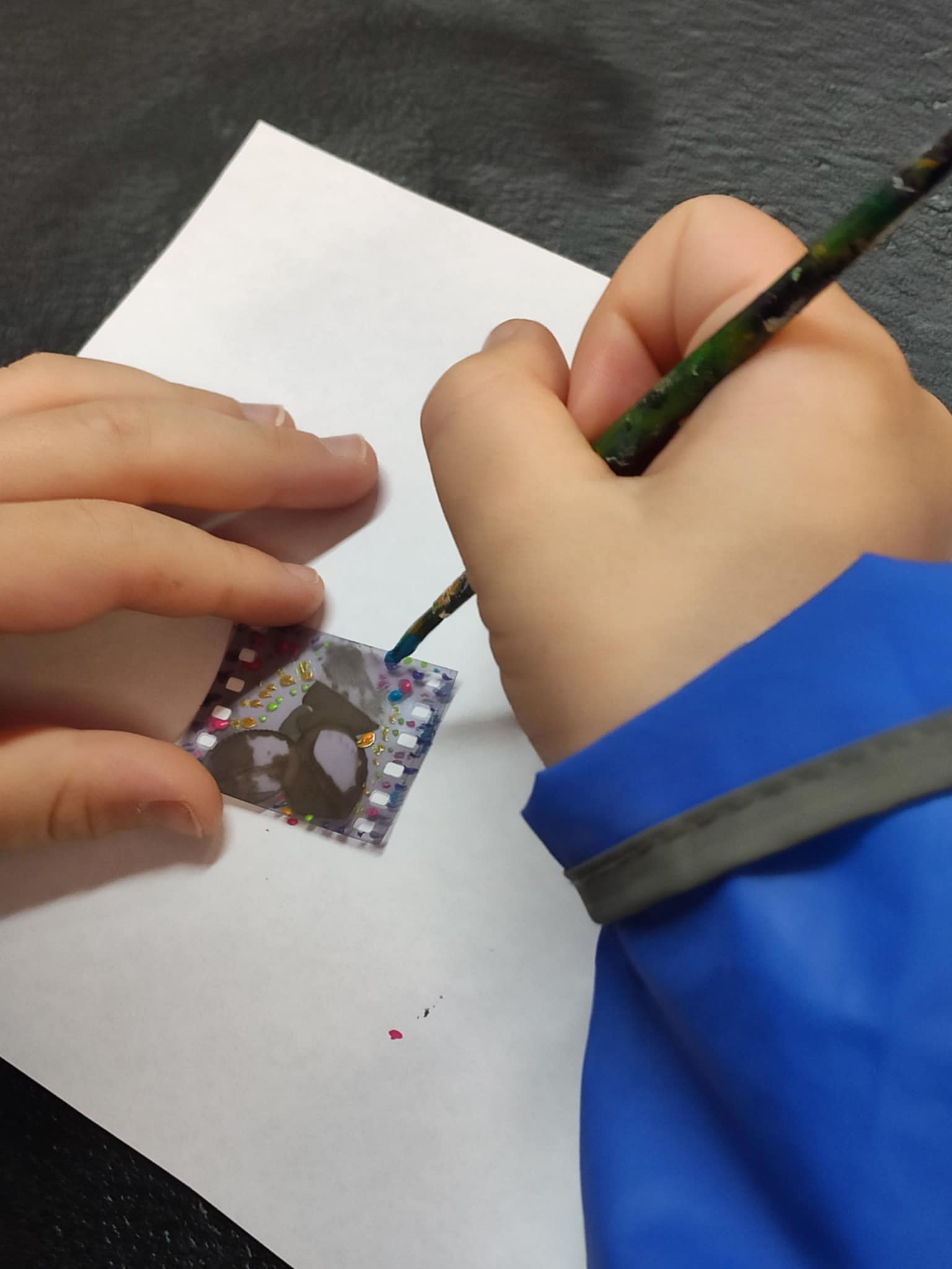 Peinture sur film 35mm, classe de CP, 2025