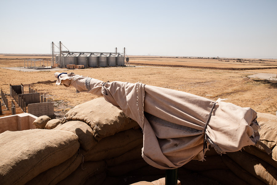 Ligne de front au sud est du kurdistan syrien, pr&egrave;s de la fronti&egrave;re irakienne, au niveau de la ville de Jazaa. Frontline south east of syrian kurdistan in Jazaa town, close to iraqi border. Behind this line, it's a buffer zone between Islamic State and kurdish forces. Wheat silos are as trategic place as controlling them is controlling the bread.