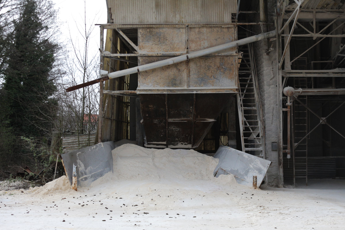 Après avoir été , le gypse est ensuite remonté par un convoyeur-élévateur