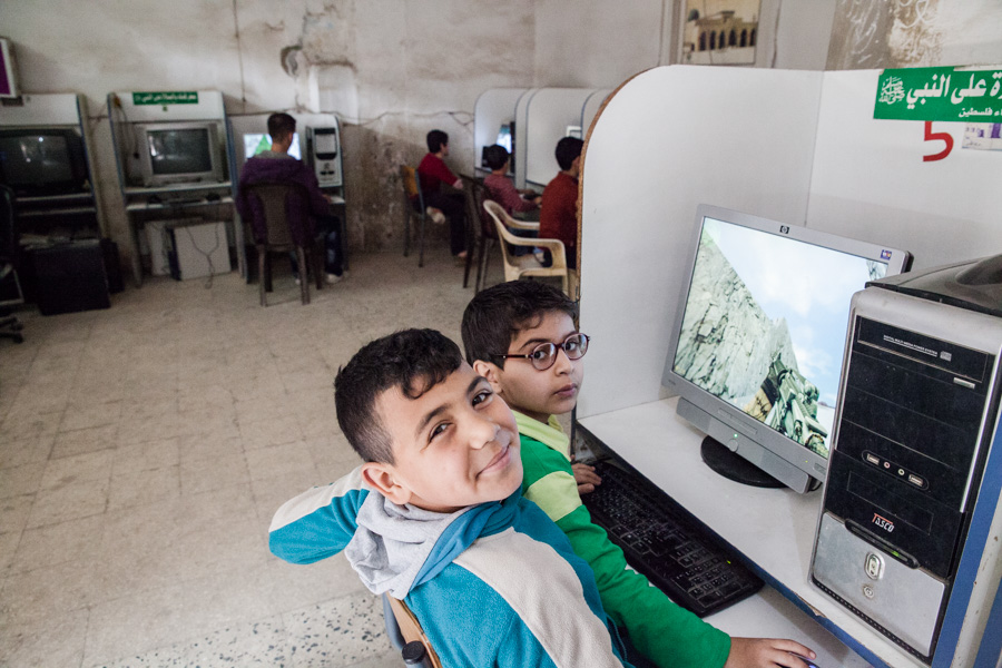  Beddawi camp, tripoli, lebanon Les associations tentent tant bien que mal de proposer des activit&eacute;s aux centaines d'enfants, mais elles ne peuvent les prendre tous en charge. les salles de jeux vid&eacute;os ne d&eacute;semplissent pas du soir au matin...