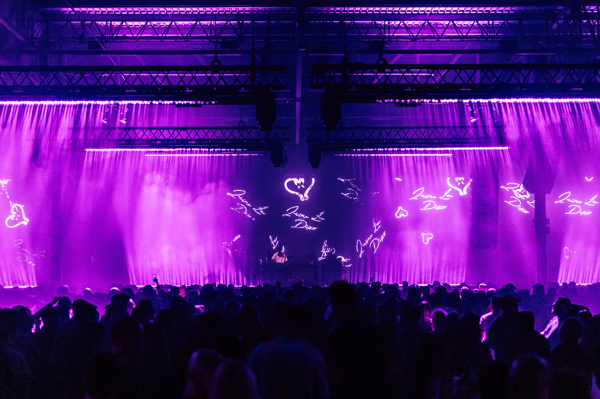 Live visuals by Mackleworth Studio for La Discothèque, at the Drumsheds opening Show in London.
