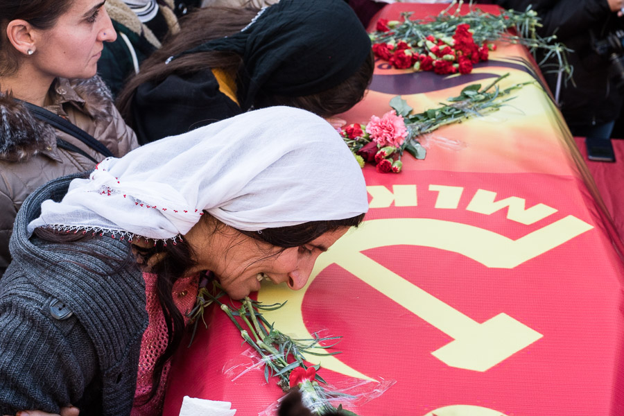 Gazi Mahallesi, Istanbul. Le 22 février 2015, la police a exécuté deux militantes du MLKP, parti de la gauche révolutionnaire turque, soupçonnée d'avoir posé des bombes fisant un journal pro-daesh et un camion de police. Le 23, les funérailles des militantes ont lieu dans le quartier de Gazi, bastion des révolutionnaires turcs et kurdes. A cette occasion, la branche armée de l'organisation fait une apparition publique pour saluer ses martyrs.