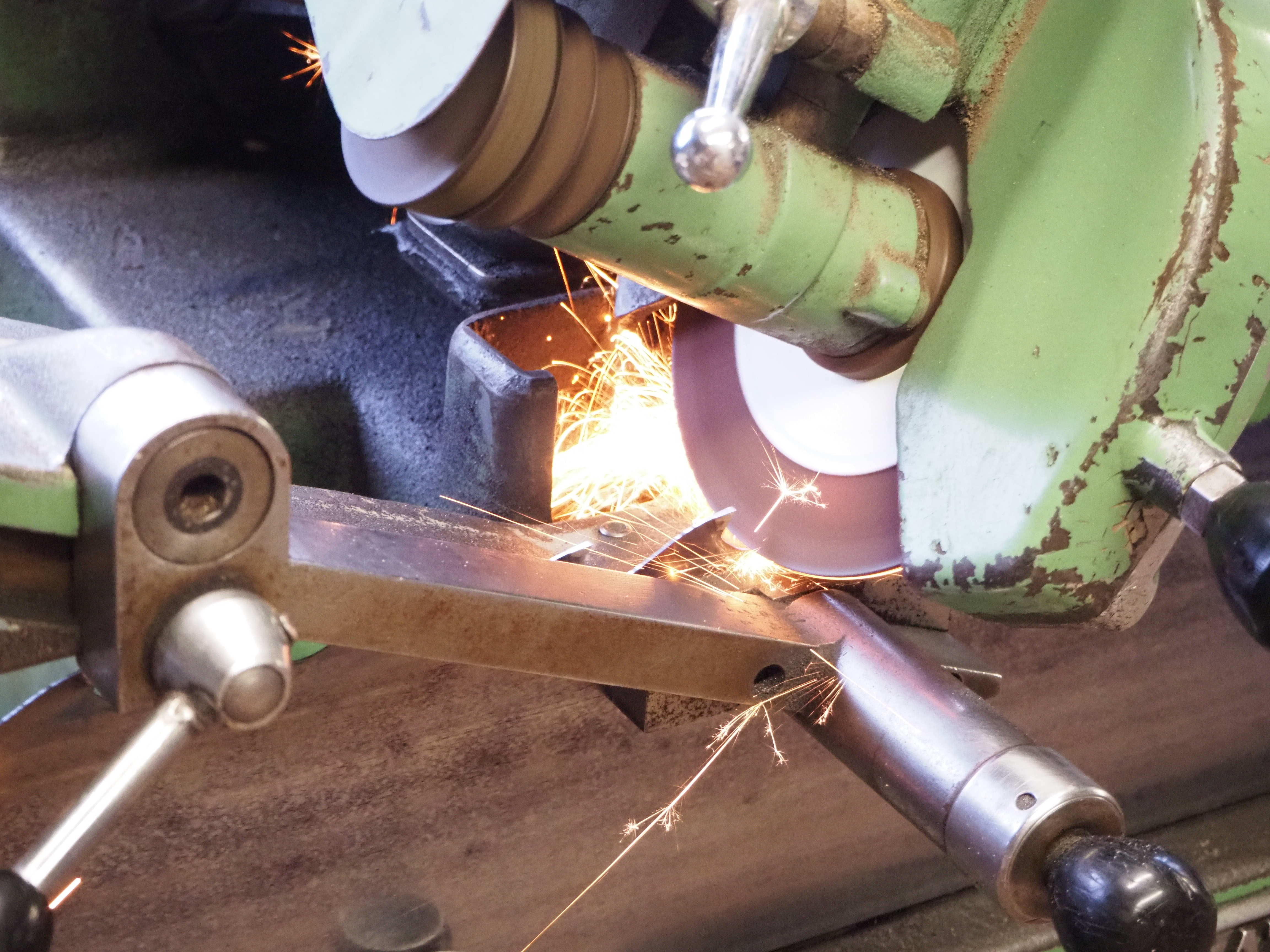 Les dents sont aiguisées une à une 