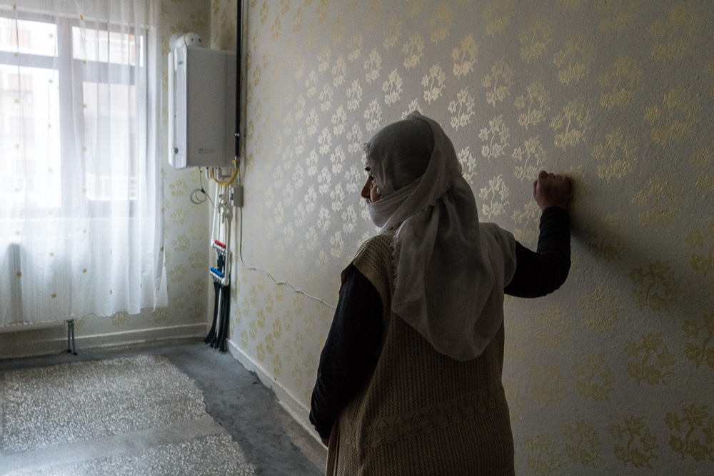 Diyarbakir (Amed), Environ 5000 familles ont &eacute;t&eacute; d&eacute;plac&eacute;es suite aux combats dans Diyarbakir et aux attaques de l'arm&eacute;e turque sur Sur et d'autres quartiers. Ces familles sont aid&eacute;es par des associations, comme l'association Rojava (ferm&eacute;e fin 2016 dans les purges ayant suivi le coup d'&eacute;tat) qui avait plus l'habitude de s'occuper des r&eacute;fugi&eacute;s du Kurdistan syrien. Peu d'entre elles touchent des aides de l'&eacute;tat, tout au plus 500TL pour le loyer comme Arife. Avec ses 6 enfants  et son mari, elle a du fuir Sur sans pouvoir rien emporter avec elle. Aujourd'hui elle a honte de son d&eacute;nuement, et peur de la police. Son mari, vendeur ambulant, ne travail plus depuis que son chariot a &eacute;t&eacute; d&eacute;truit il y a 3 mois.