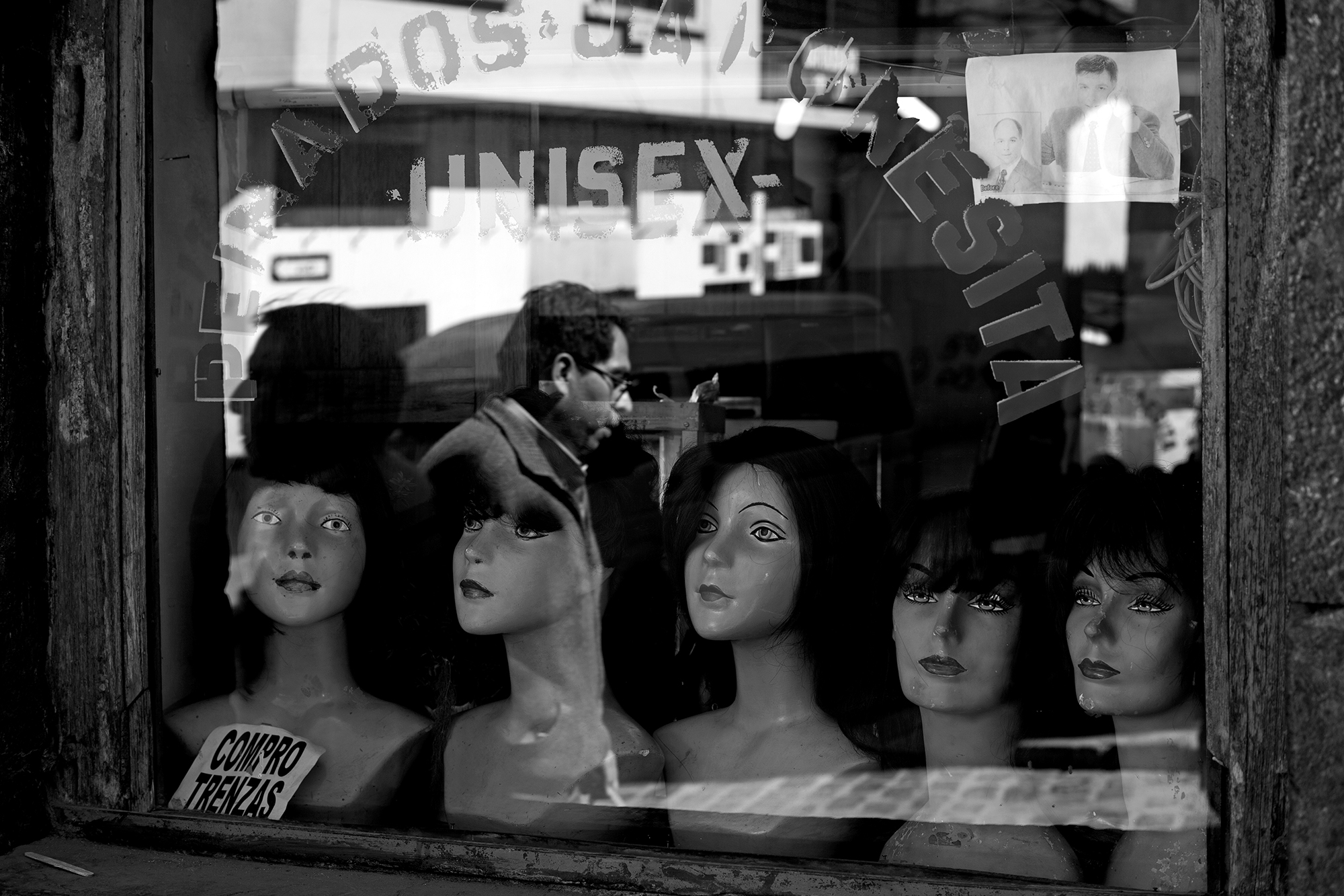 Reflejos en el escaparate de una peluquería unisexCusco, Perú