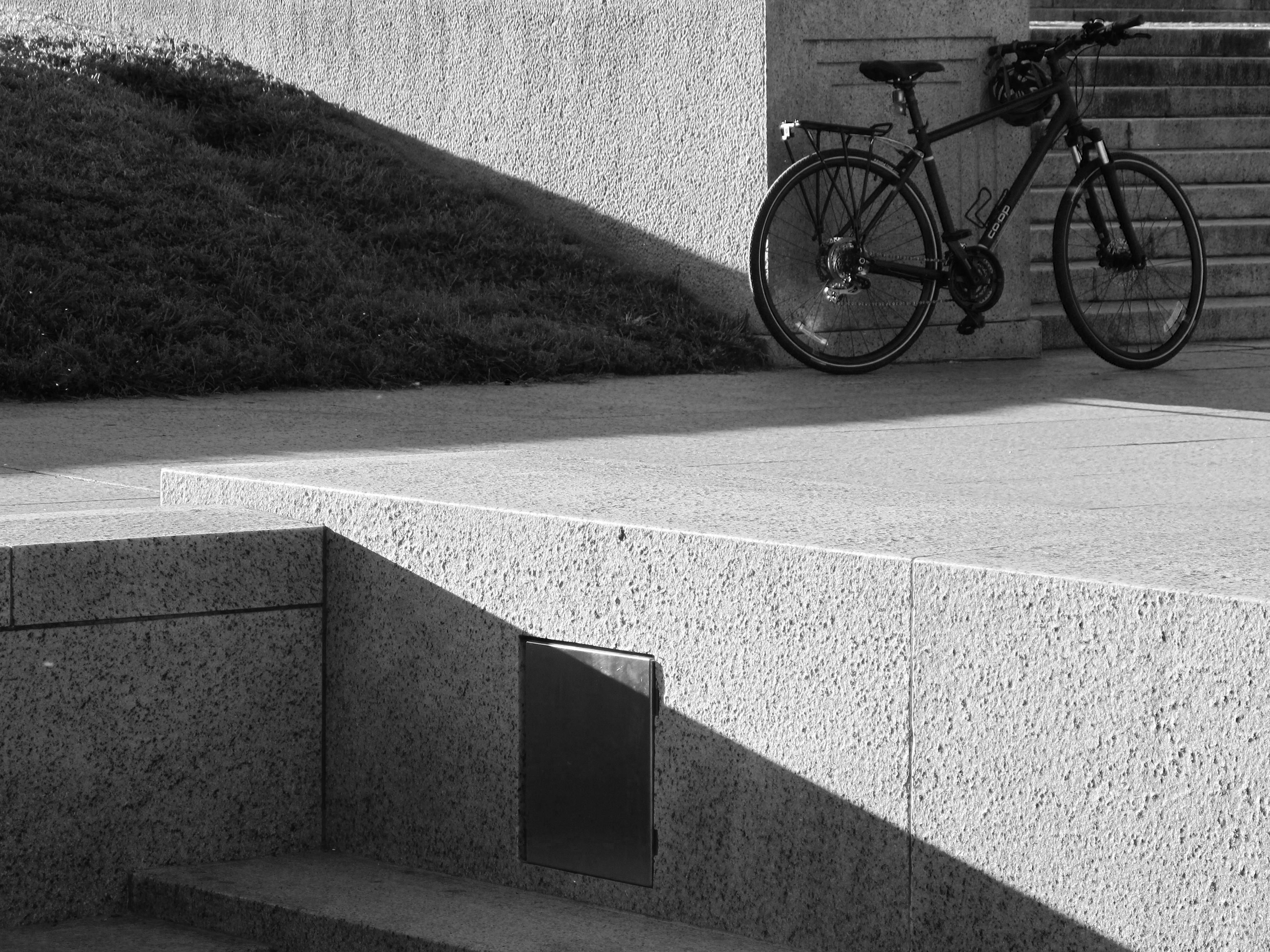 Lonely bike awaiting its owner / Lincoln Memorial / Taken September 19, 2020; posted November 17, 2020 / Photo: Behnaz Nozari @behnaz.n_design
