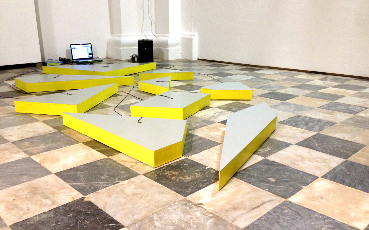 Sometimes I'm in Zara wanting to listen to Eddie Santiago (2015)