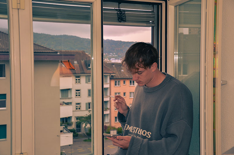 13:07 Uhr, Dario geniesst eine Zigarette nach dem Essen