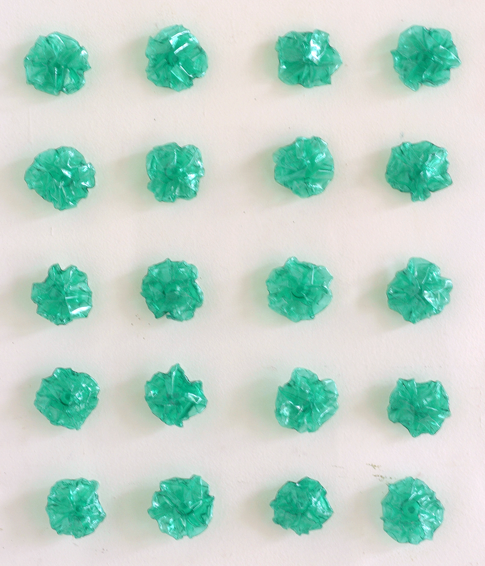 Sans titre, plastique de bouteille vert d&eacute;coup&eacute;, modulable