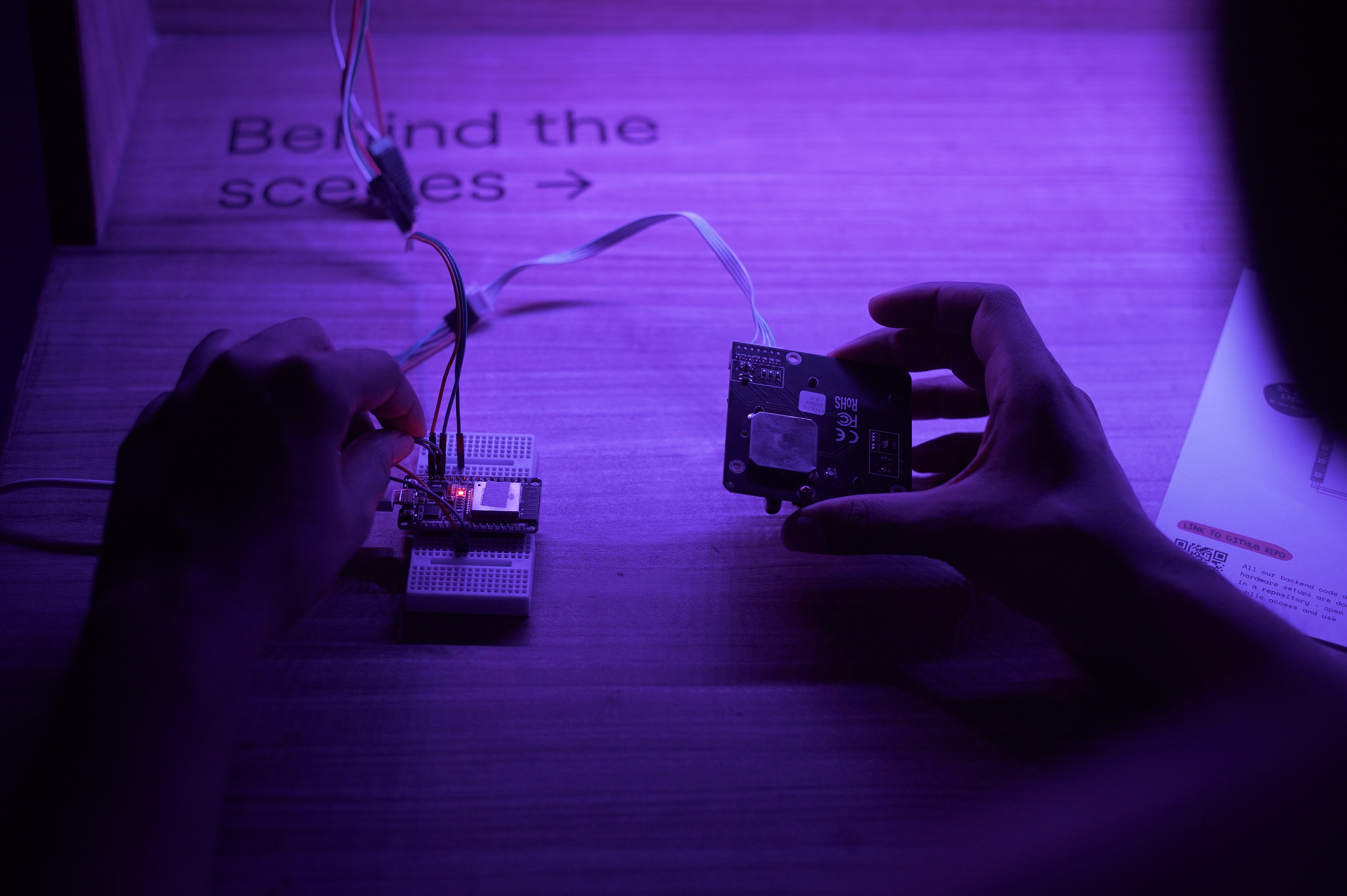 A network of particle-sensors share health status of different spaces and offer real-time notifications and recommendations.