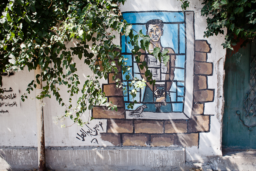 Dans le centre de Gaza, une peinture murale évoquant le sort des prisonniers.