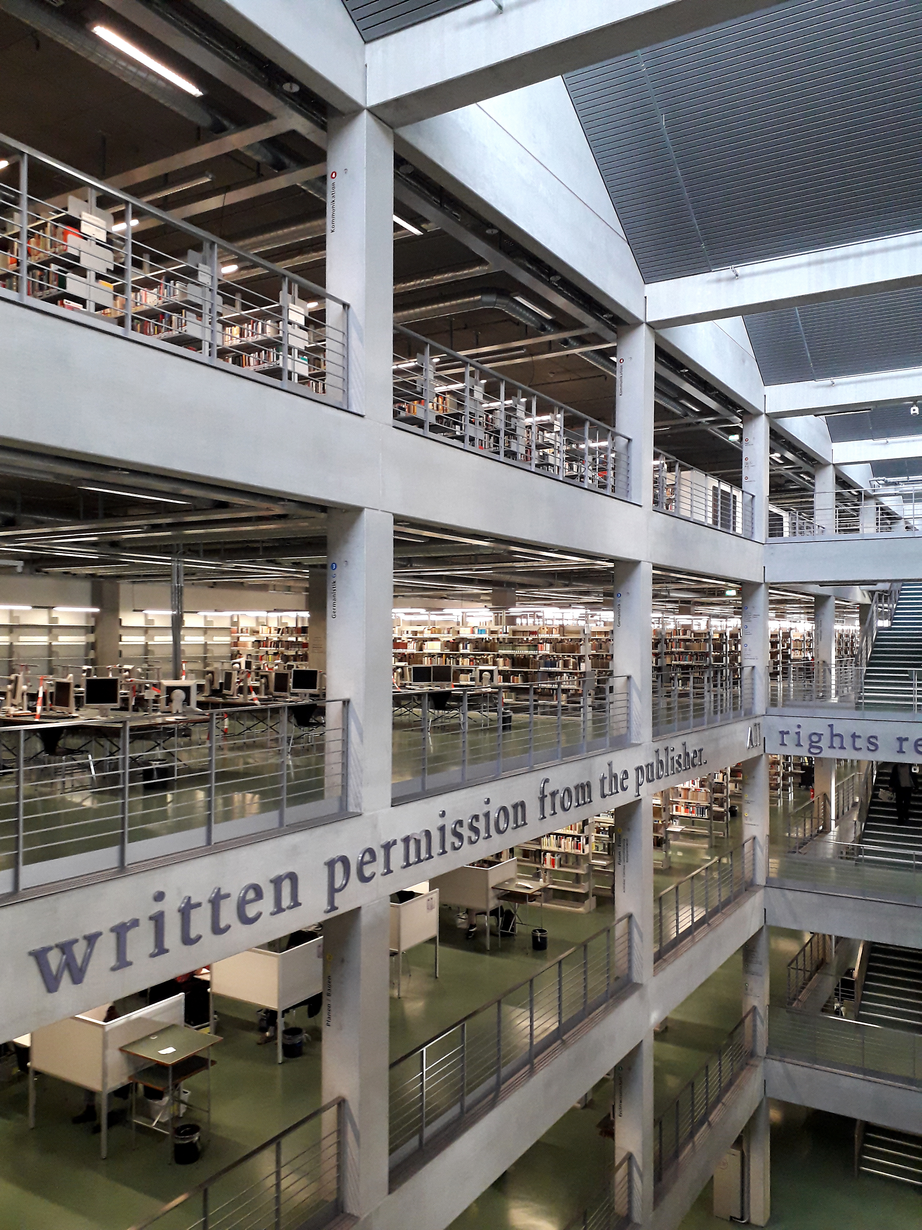 Library interior. Foto: Johannes Pointner, CC-BY 4.0.