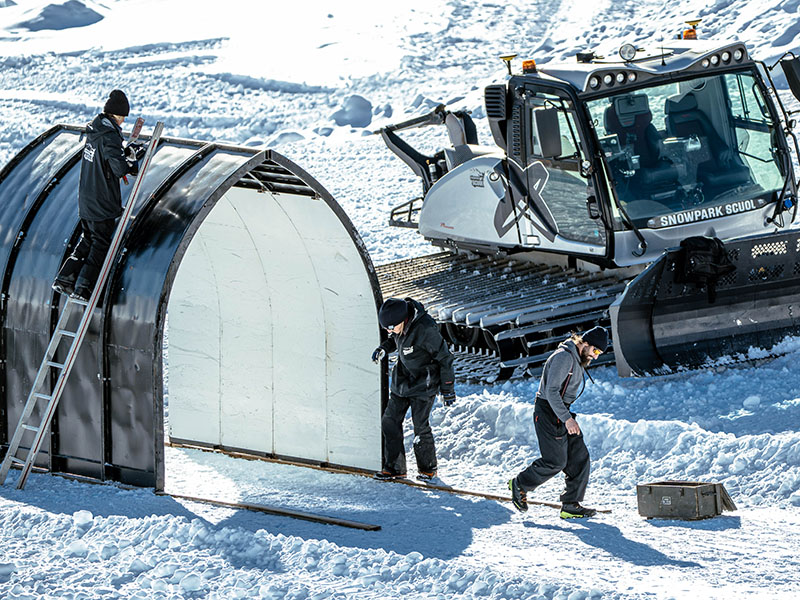 Die Shaper installieren einen Tunnel f&uuml;r die KidsLine im Snowpark.