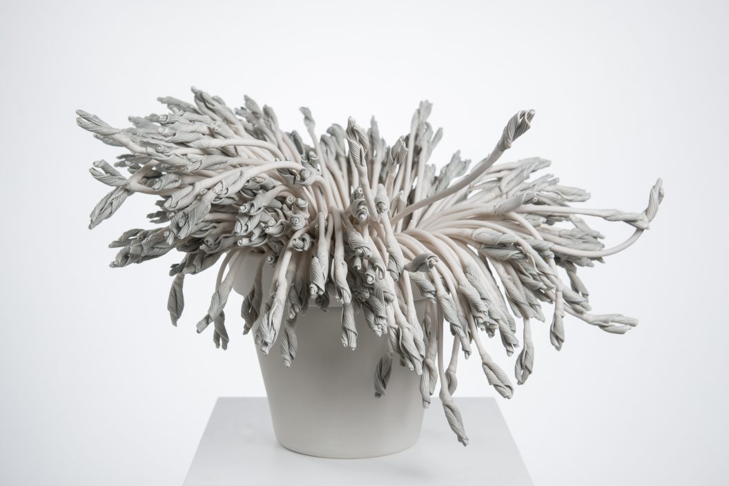 Amélie Proulx, Métaphores mortes (détail), 2016, porcelaine, terre sigillée, 38 x 58 x 58 cm. © Étienne Dionne.