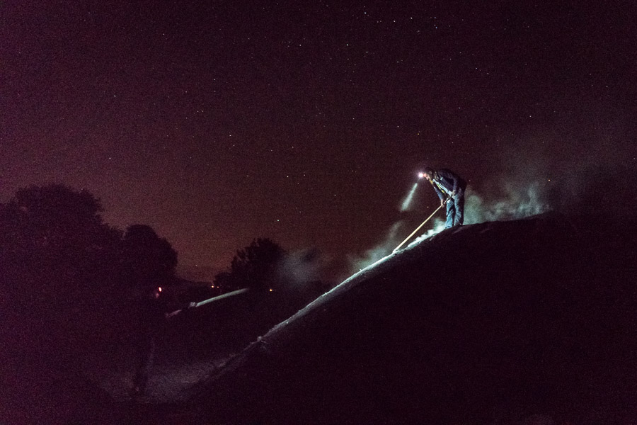 Kizilcahamam, Turquie, 2017. Aziz et Abdurahman travaillent sur une meule. La nuit, il faut veiller sur les meules en combustion pour qu'ils ne s'éteignent ou ne s'enflamment pas. Les travailleurs ne dorment qu'une poignée d'heures. / Aziz and Abdurahman are working on a pit. In the night workers have to watch for the burning pit so that they don't inflame or extinguish. workers only sleep a few hours.