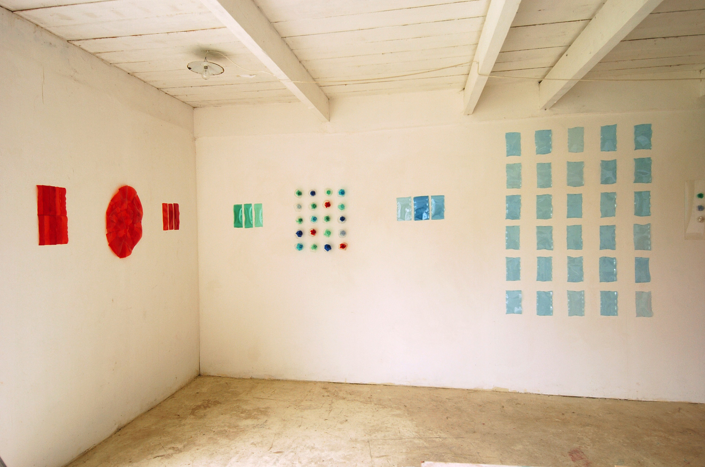 Installation d'atelier, plastique découpé et plié, Ferme de Lavau, 2007