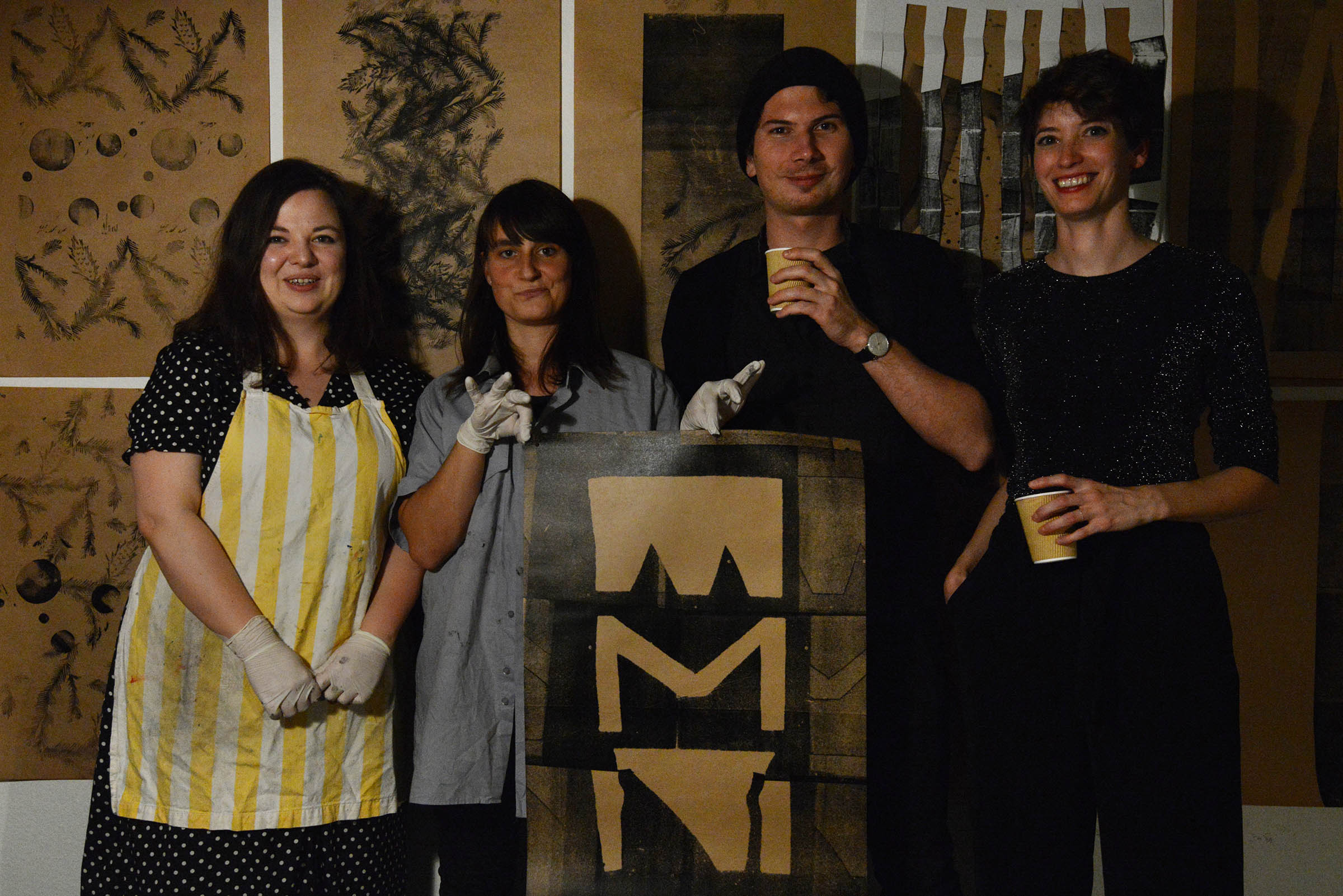 da-da-da 10: Ink and Drink, Besucher:innen beim Drucken