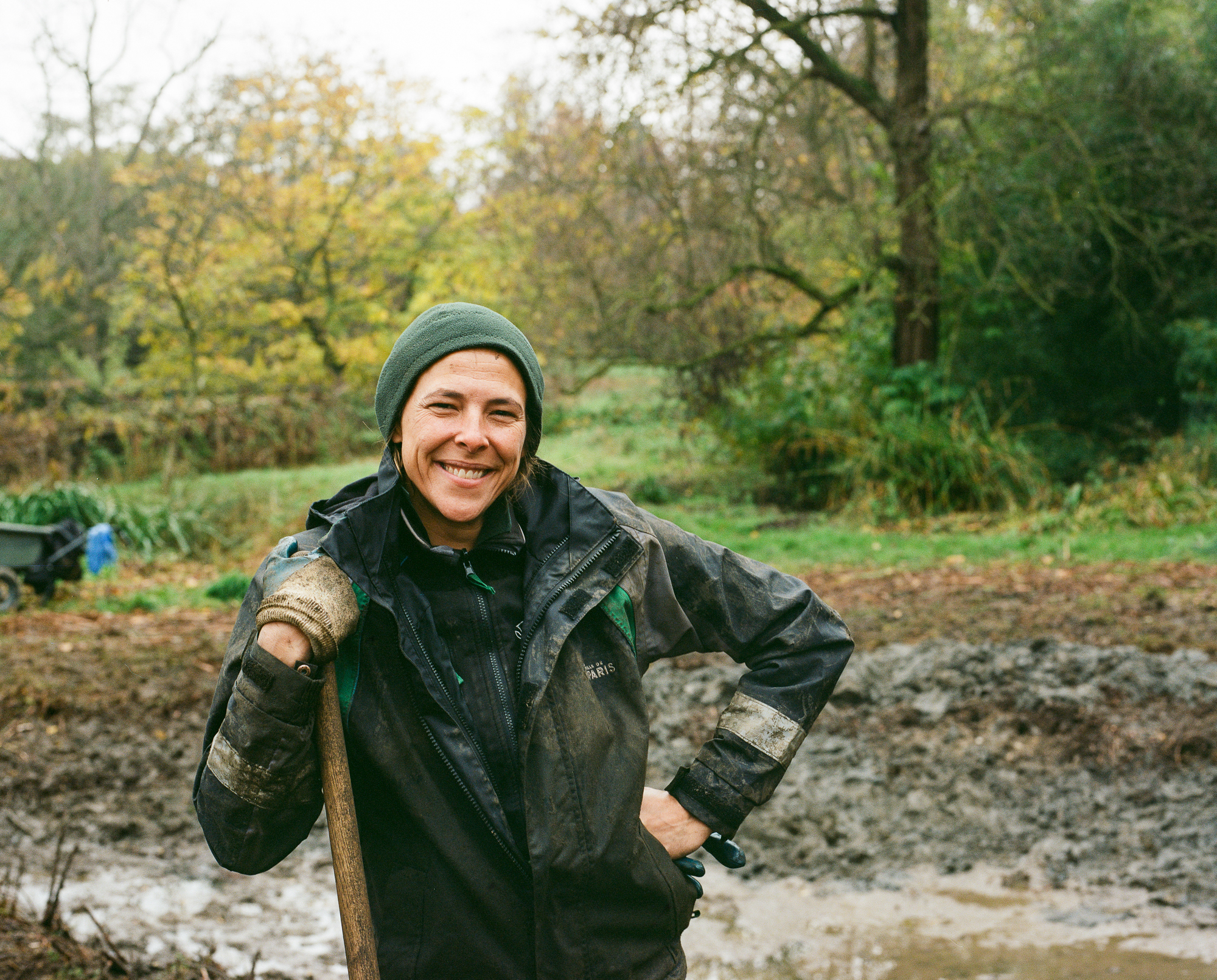 S. et son équipe curent un des points d'eau de l'arboretum