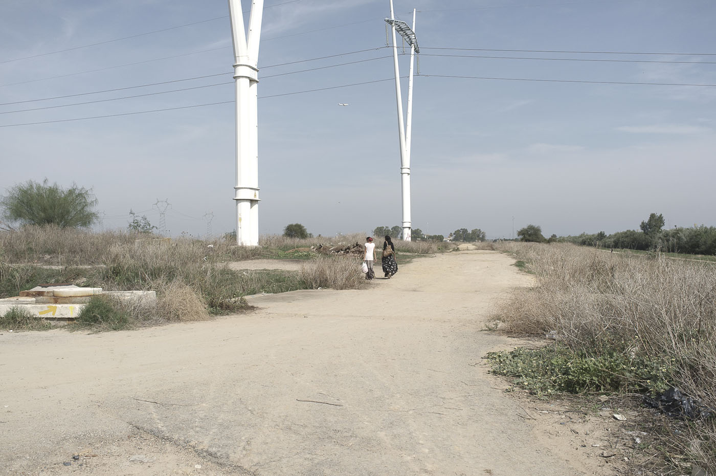 Foto proyecto distopía mujeres andando periferia territorios