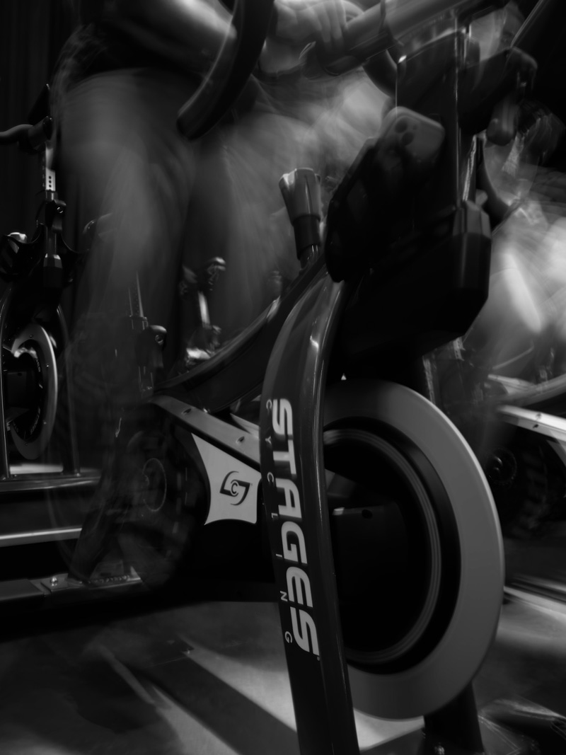 Pedal für Pedal, im Rhythmus der Musik in die Dunkelheit