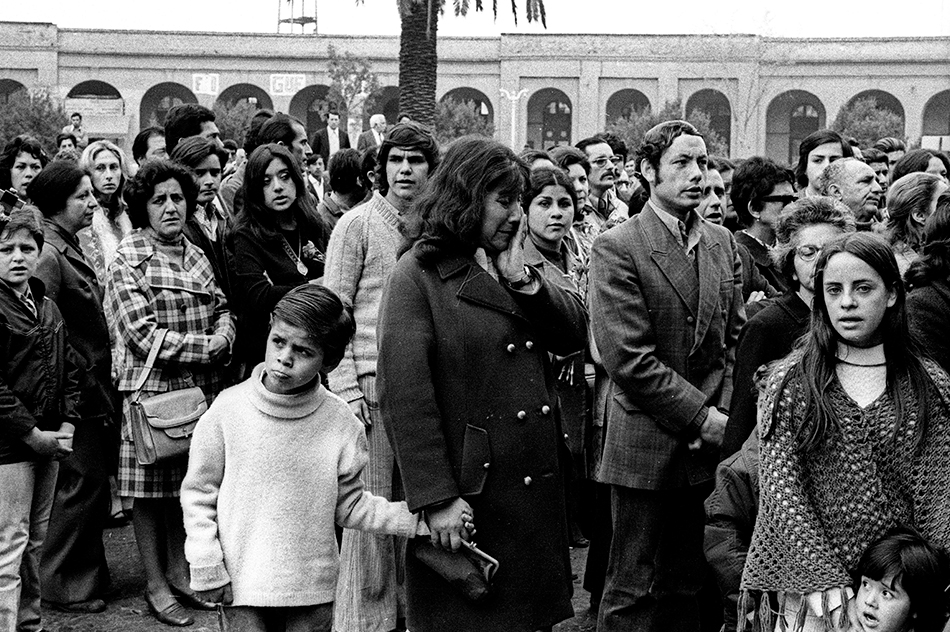 Marcelo MontecinoFuneral de Neruda, Santiago, 1973Vintage, gelatina de plata24 x 30 cm 