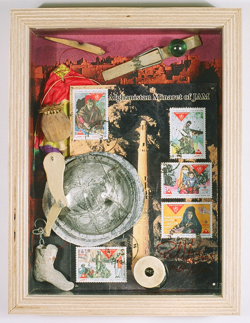 Minaret de Jam, 2005. 26 x 17 cm. Micro-installation faite à Kabul avec les timbres postaux dessinés par MP pour les Postes Afghanes et l’OMS, Tuberculose 2004.