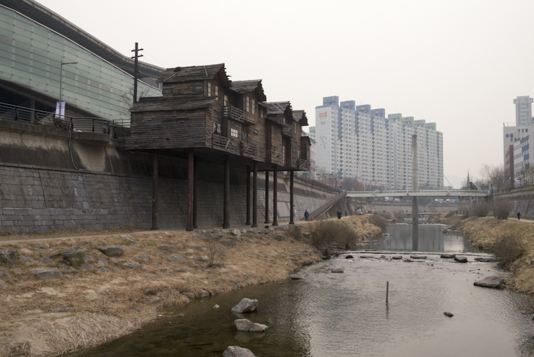 path under restaurant // cheonggyecheon