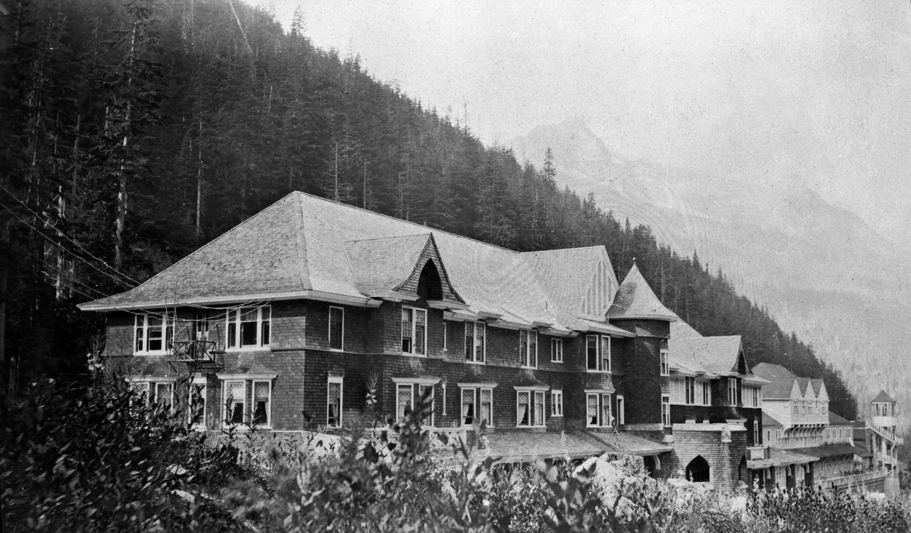 GlacierHouse_1915_WhyteMuseumoftheCanadianRockies.jpg