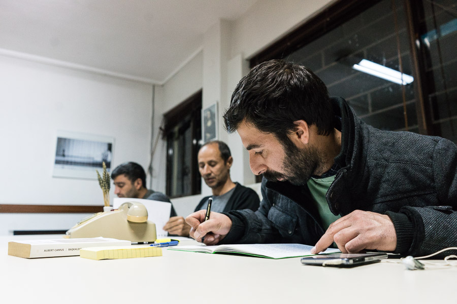 Les locaux occup&eacute;s par les organisations officielles sont transform&eacute;s en biblioth&egrave;que et salle de travail,le gouvernement grec ayant d&eacute;cid&eacute; de couper tous liens avec le camp sous pression de l'&eacute;tat turc.