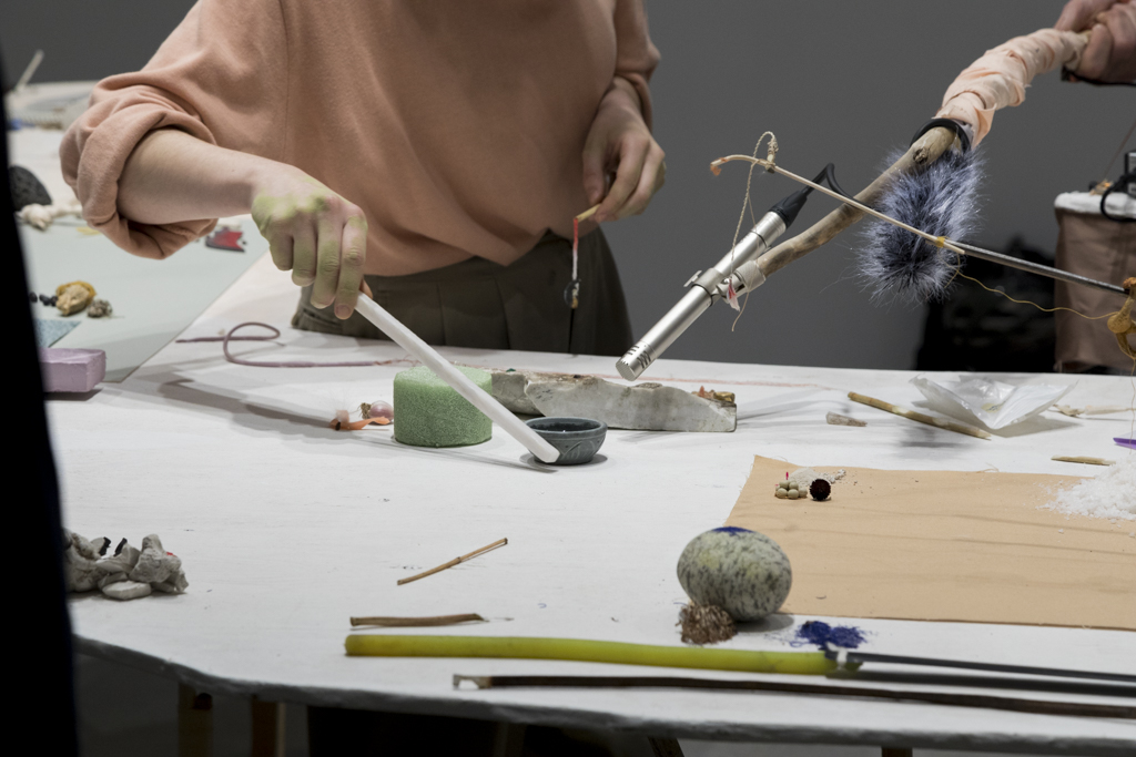 Maude Arès, Détail de l’activation au cours de l’exposition: « L’algue flotte dans une rivière, amenée par le début de l’eau, elle s’agrippe à la pierre, elle y reste longtemps », 2019. Matériaux trouvés. © Manoushka Larouche.