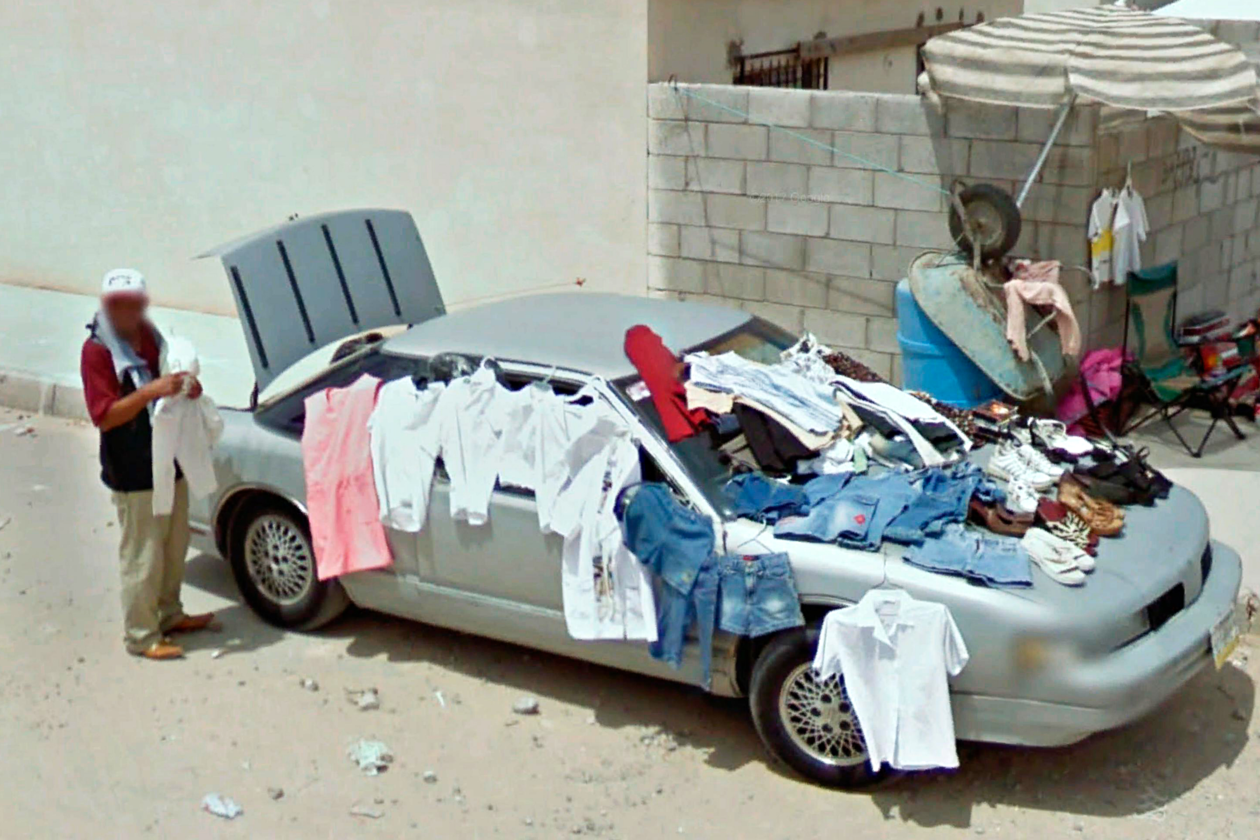 Rivera del Roble. Un hombre vende ropa desde su carro.