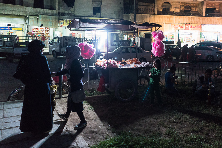Manbidj, avril 2018. Depuis la lib&eacute;ration de la ville par les Forces D&eacute;mocratiques Syriennes, les femmes peuvent de nouveau sortir sans &ecirc;tre accompagn&eacute;es par un homme.