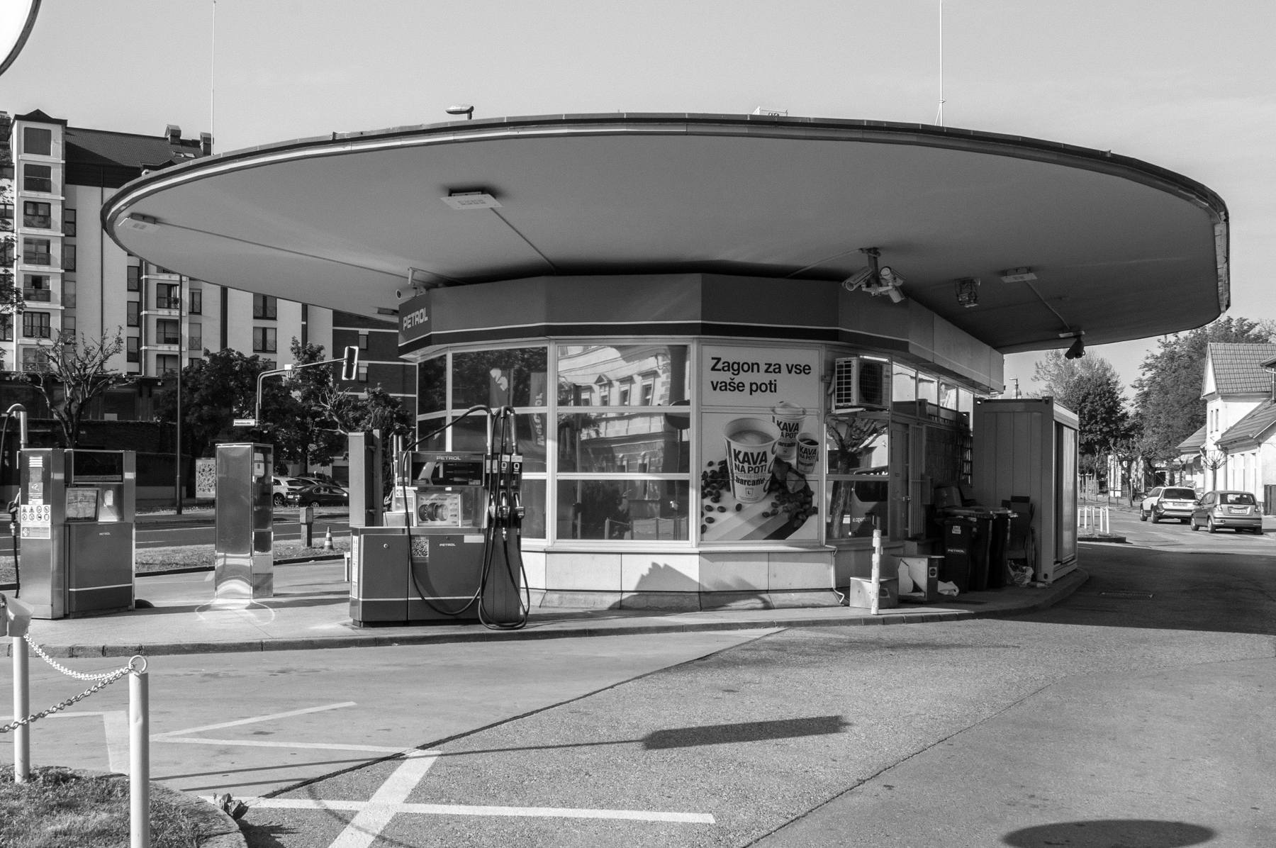 Bencinska črpalka na Trža&scaron;ki cesti, Ljubljana / 1953, Martin Živič
