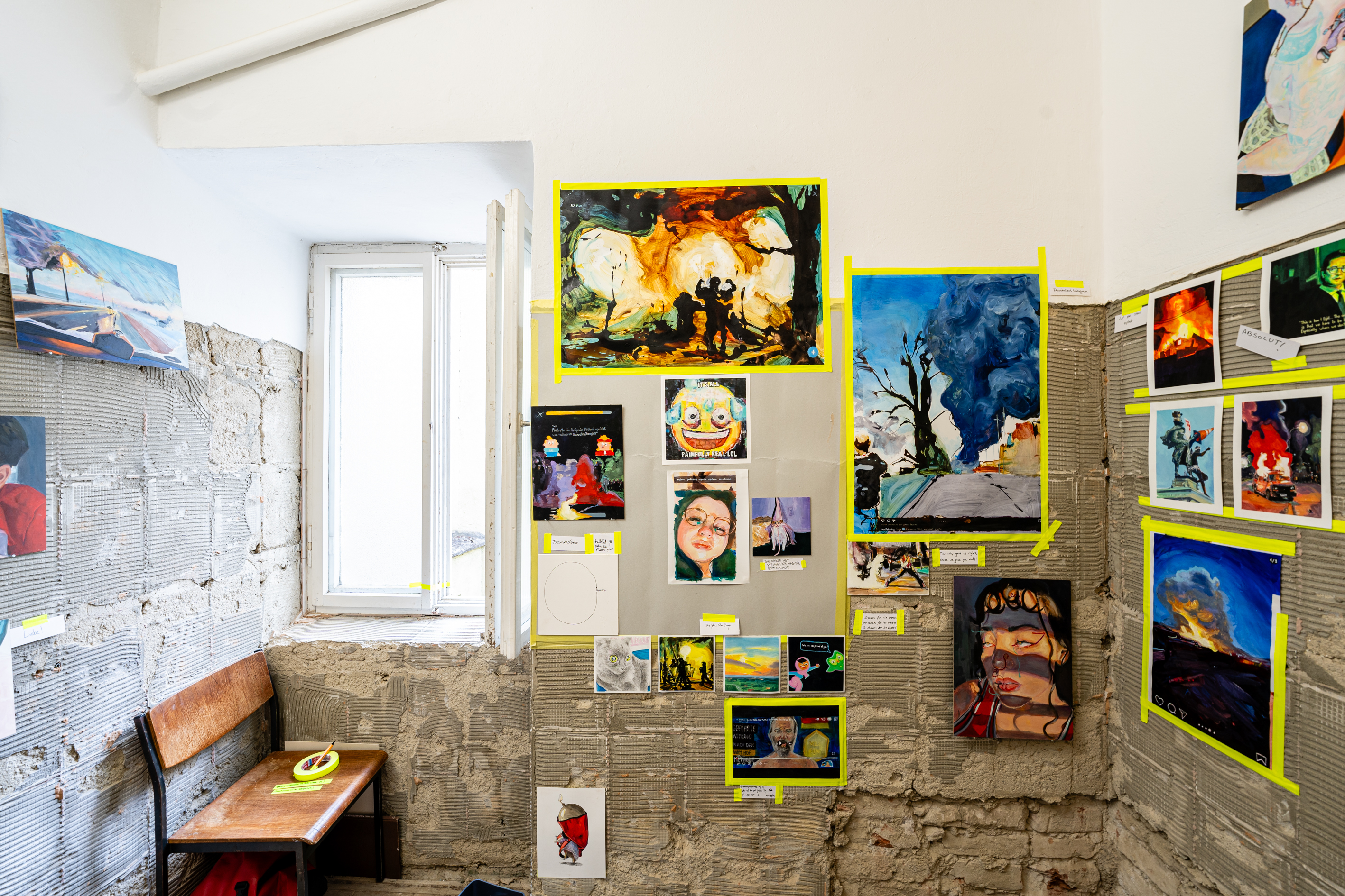 Bild 2 zu Kunst kommt von Kompostieren: Wand links. An der linken Seite befindet sich ein Fenster. Der Rest der Wand ist ebenfalls gef&uuml;llt mit verschieden gro&szlig;en und kleinen Malereien von Portr&auml;ts sowie Landschaften.