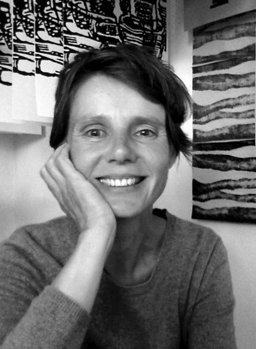 Angelique Kleijne ontwierp voor Nachtwind o.a. de roman ‘Liefde, liefde’. Haar stijl is zeer verfijnd en poëtisch. Als kunstenaar werkt ze vaak met grafiek die ze dan weer verwerkt in haar boekontwerpen. [ga naar haar site >]