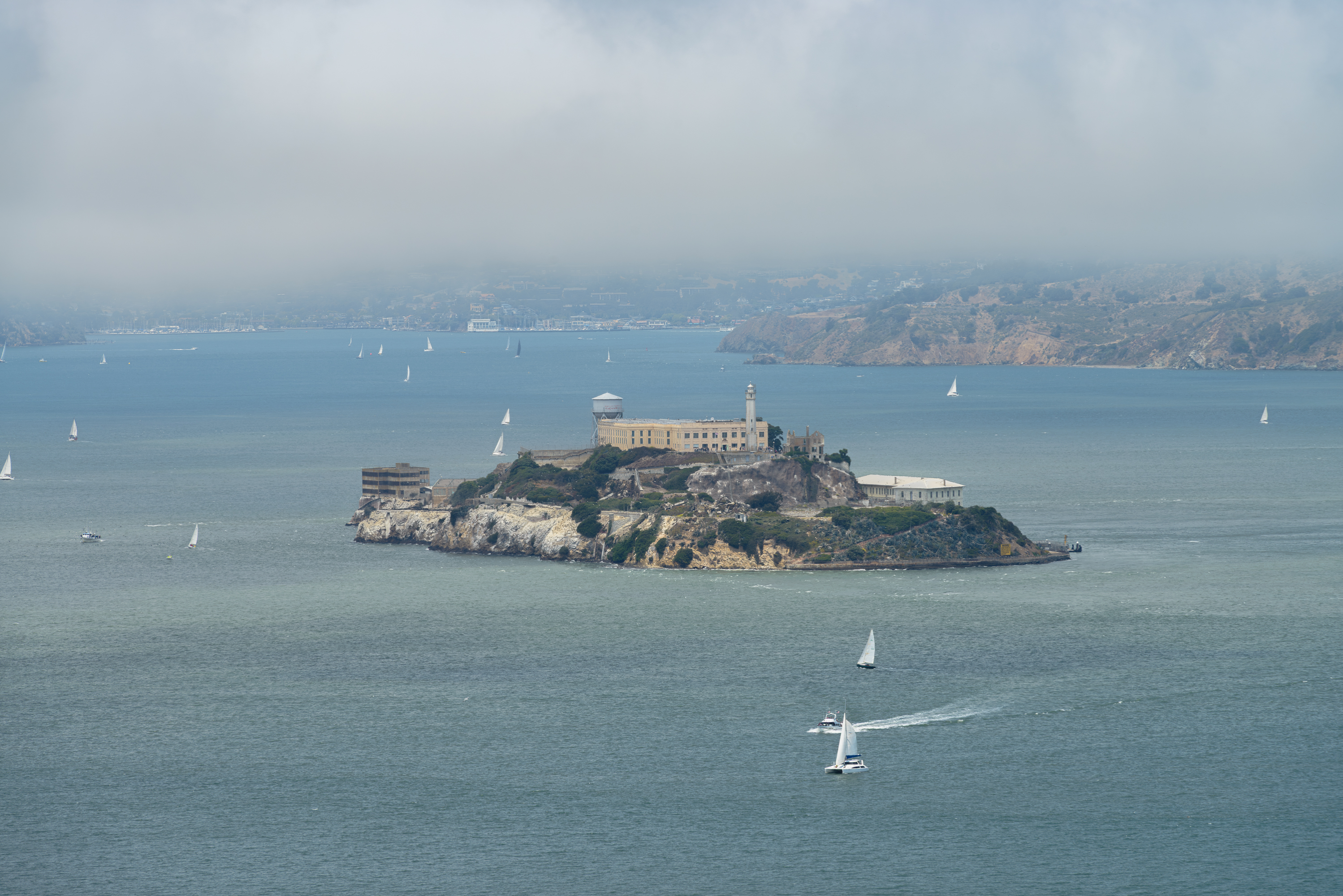 Alcatraz Island, île située dans la baie de San Francisco à 1,92 km du port de San Francisco en Californie. Célèbre prison jusqu'en 1963.