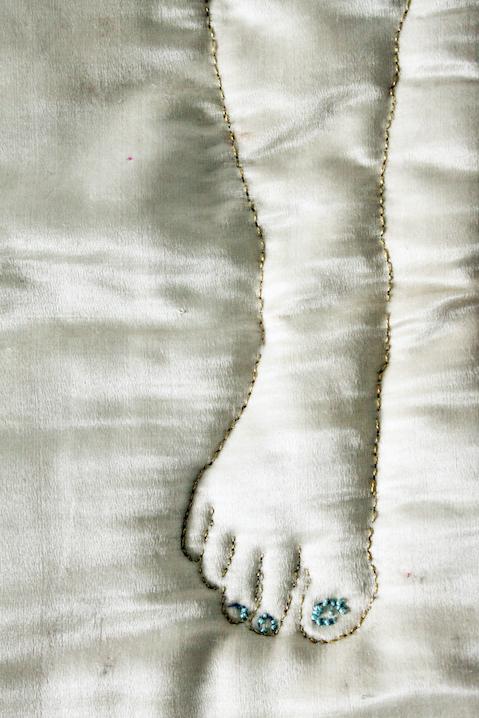 Je ne mangerai pas de racine [le pied] (détail), 2013broderie sur trousseau de mariage, 38 x 28 cm