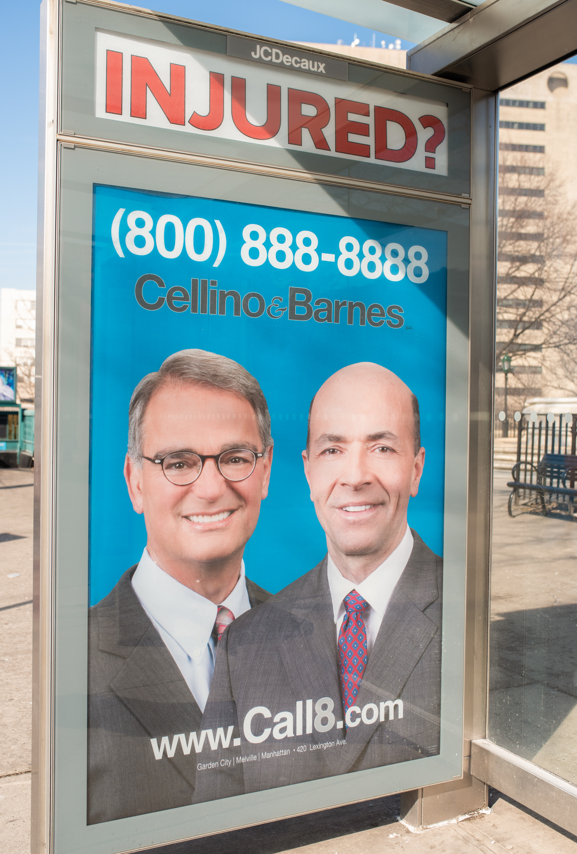 Durante grandes guerras ou crises econômicas, abrir mão de bens preciosos, frequentemente carregados de valor sentimental, como uma jóia de família, é um ato que tem um significado simbólico: uma última tentativa de sobrevivência financeira. Esse gesto é melhor compreendido ao observar a fachada de uma loja que anuncia como forma de exploração do último recurso daqueles que estão financeiramente fragilizados. Exploração mascarada de demanda e, ao mesmo tempo, a única oferta disponível: "compramos o seu bem de família, pelo menor preço possível, porque você não tem outra escolha no momento". Tendo esse gesto como premissa simbólica, resolvi documentar como a propaganda de rua parece ter o poder de determinar o que as pessoas podem aspirar e esperar para as suas próprias vidas. Durante o período que morei em Nova York, caminhando entre os bairros ricos de Manhattan e os considerados periféricos no Queens, me deparei com todo tipo de anúncios de rua, fachadas comerciais, produtos e serviços dispostos nas vitrines das lojas. Cada um desses anúncios carregados de representações visuais e simbolismos que permeavam as escolhas individuais dos residentes daquelas regiões. Com “We buy gold”, não pretendo criar situações comparativas, mas refletir sobre as características socioeconomicas de bairros periféricos e de classe média alta, por meio das escolhas de expressão de suas identidades, diversidades e "necessidades". Ao apresentar esta pesquisa visual, espero revelar uma das nuances do capitalismo e da linguagem do consumo como o principal influenciador no processo de tomada de decisão dos indivíduos.