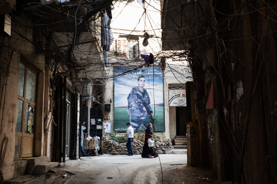  Beddawi camp, Tripoli, Lebanon. Le conflit syrien est tr&egrave;s pr&eacute;sent dans les camps libanais. Certains partis palestiniens, le fatah-intifada o&ugrave; le pflp-gc sont ouvertement pro-gouvernement, alors que la majorit&eacute; des autres partis pr&eacute;f&egrave;re garder une position de neutralit&eacute;. M&ecirc;me si nombre de personnes, y compris des palestiniens de Syrie, gardent des affinit&eacute;s avec le gouvernement syrien pour son soutien, r&eacute;el ou suppos&eacute;, &agrave; la cause palestinienne.