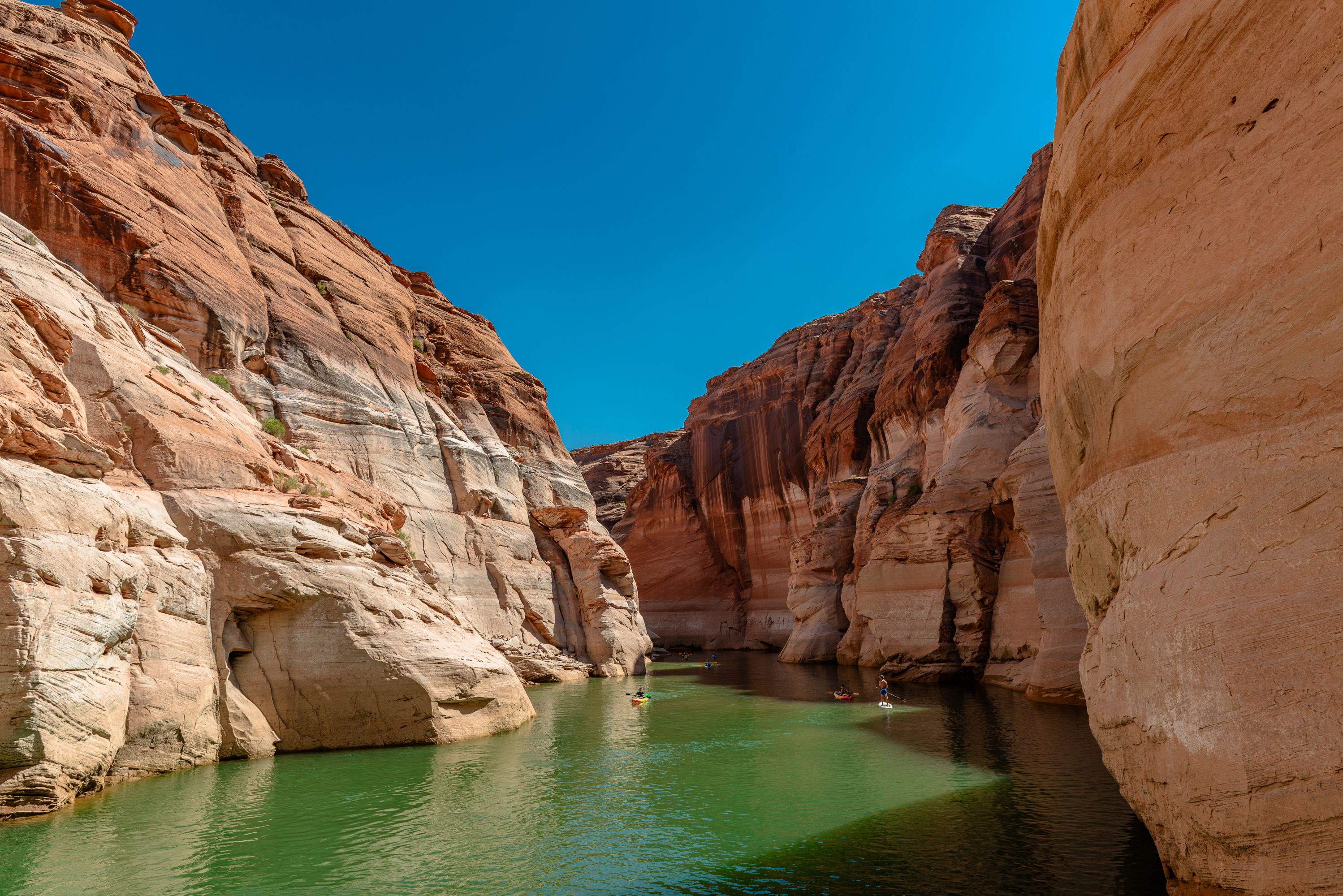 3200 km de cote, le lac artificiel du nom de John Wesley Powell (1° homme à descendre le Colorado). Réalisé à partir du barrage de Glen Canyon à coté de Page. 1963 à 80 soit  17 ans pour  le remplir.