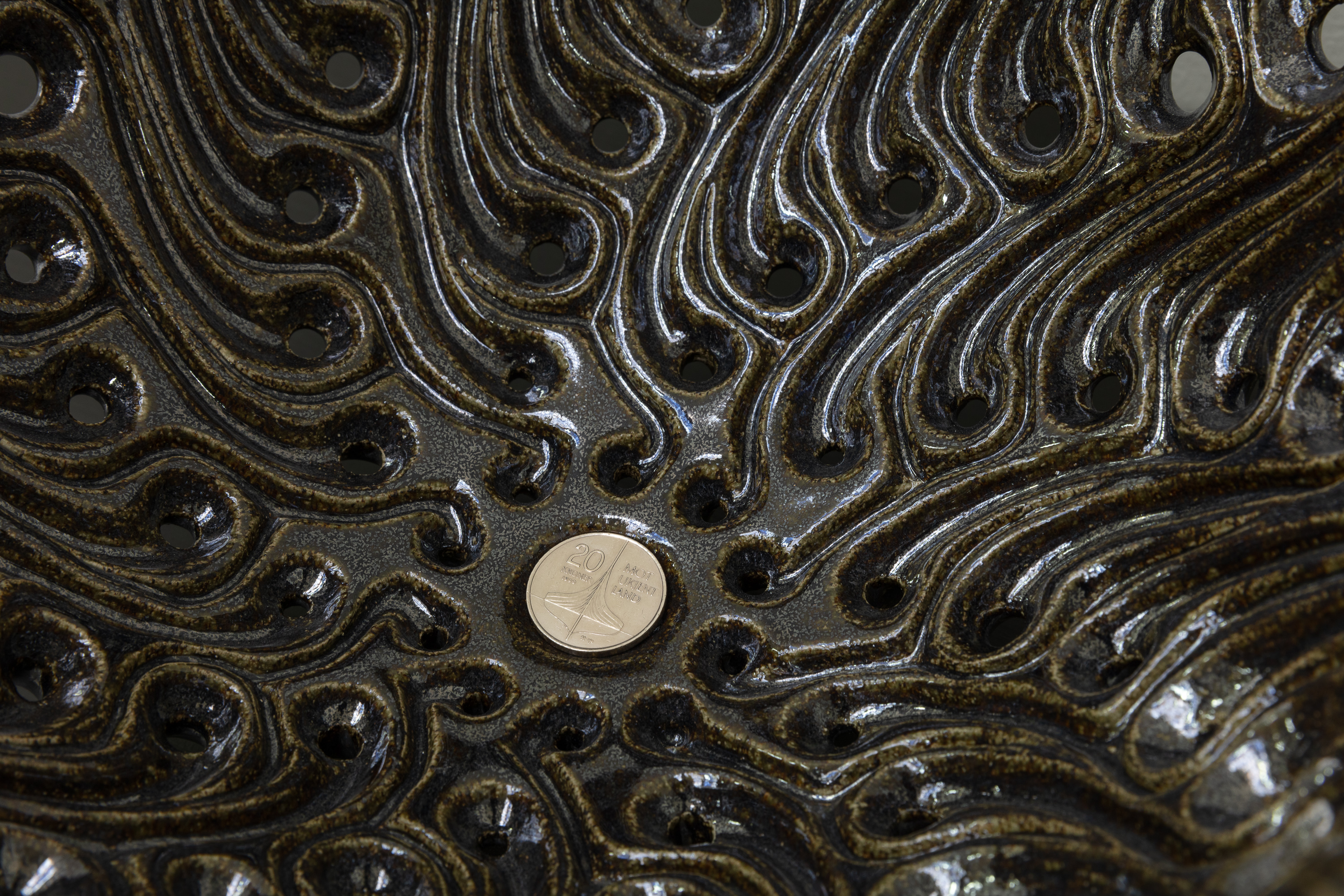 why the Poem Rimes not, glazed stoneware, 20-kroner silver circulation coin commemorating the Vinland voyages (Norges Bank, 1999), 20,5x36cm