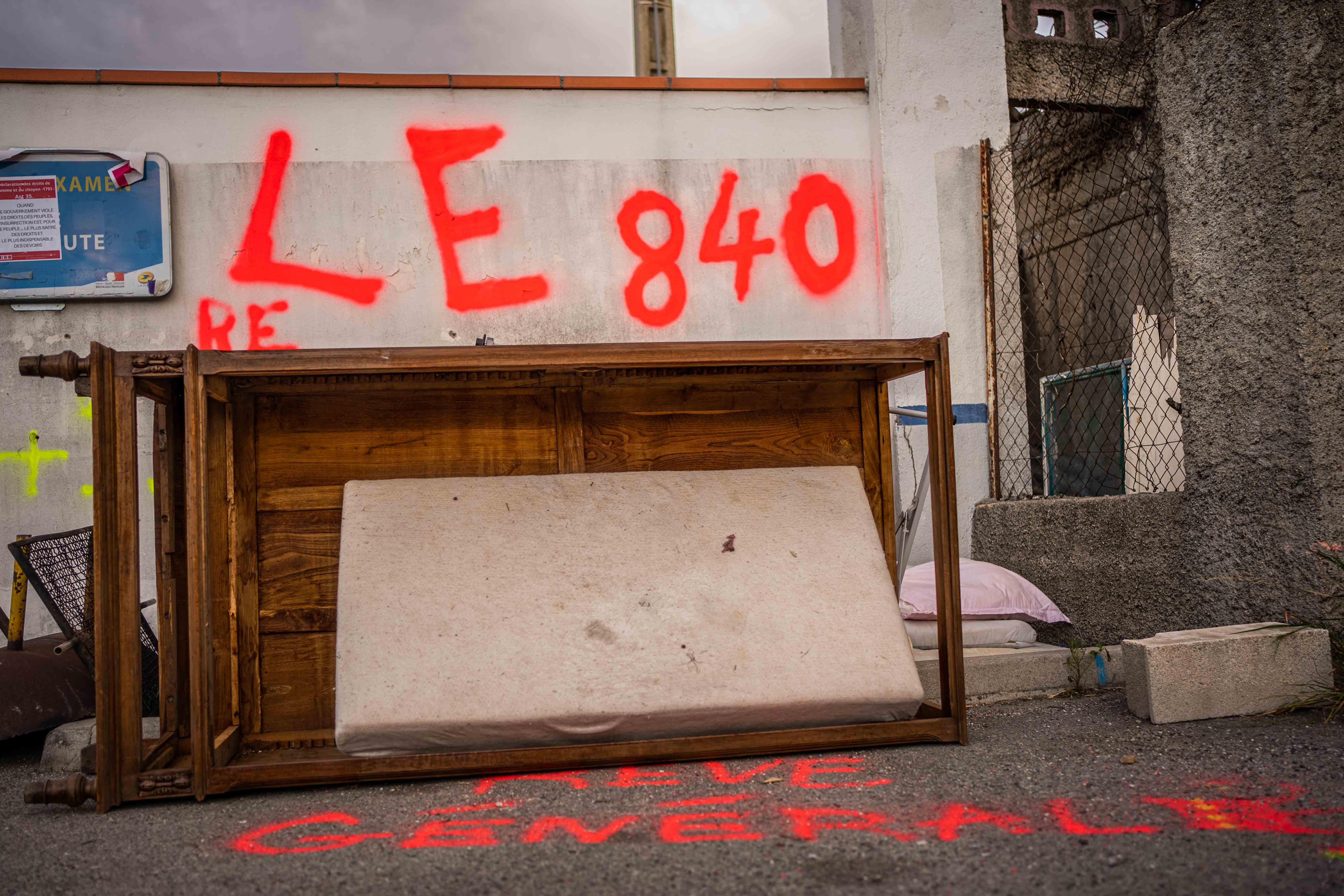 Apr&egrave;s le d&eacute;mant&egrave;lement du piquet de gr&egrave;ve et la d&eacute;cision du juge, la Poste poursuit son action en justice. En septembre 2023, Alex, d&eacute;l&eacute;gu&eacute; syndical &agrave; la CGT est mis &agrave; pied. Il est condamn&eacute; &agrave; 18 mois ferme et 6 mois avec sursis. Ruth a &eacute;galement &eacute;t&eacute; convoqu&eacute;. Les 4 autres restent dans l&rsquo;attente. 