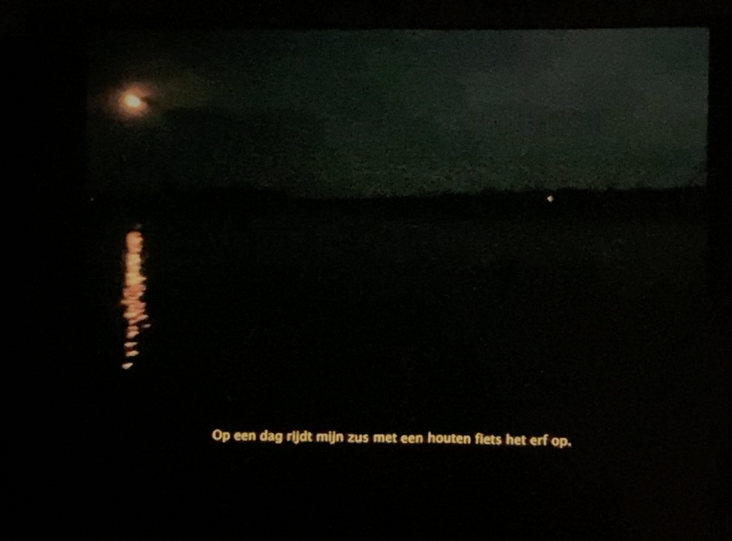 'het bot, het merg en het tandglazuur' performance met Moos Boeke over een oma, een moeder en een kind en hoe we de verhalen van onze voorouders meedragen. -Winter 2023