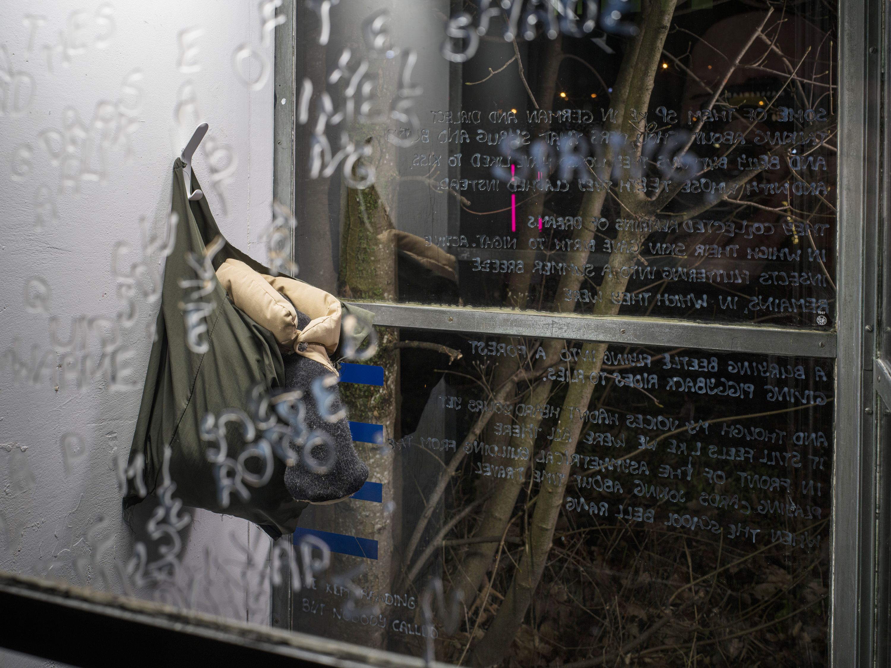 Buchstaben aus transparenter Fensterfarbe, Daunenjacke und Wollpullovers, Sound