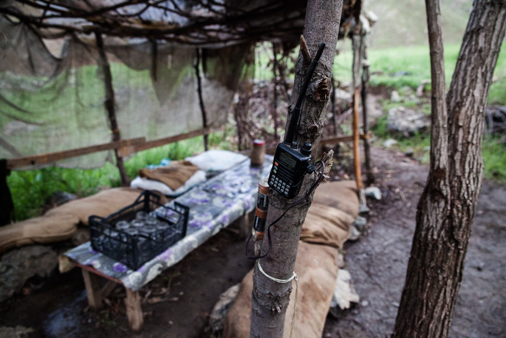 Qandil, kurdistan. Les unit&eacute;s communiquent entre elles par poste radio, quand elles sont stationn&eacute;es dans un p&eacute;rim&egrave;tre restreint. Sinon la ommunication s'op&egrave;re par notes papiers transmises par des personnes. Les portables sont interdits dans les camps.