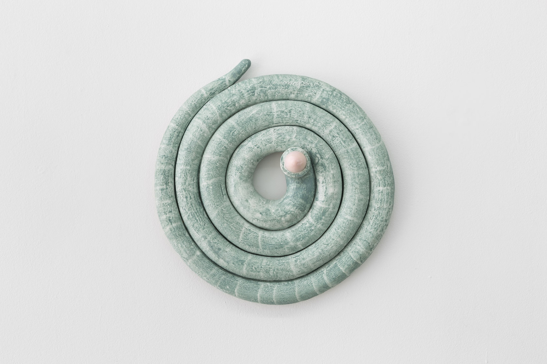  Pedro Wirz, Guard&lsquo;&aacute;gua (Mangueira) (2017) | Fired clay, plaster and acrylic paint, 45 cm &oslash; x 5 cm