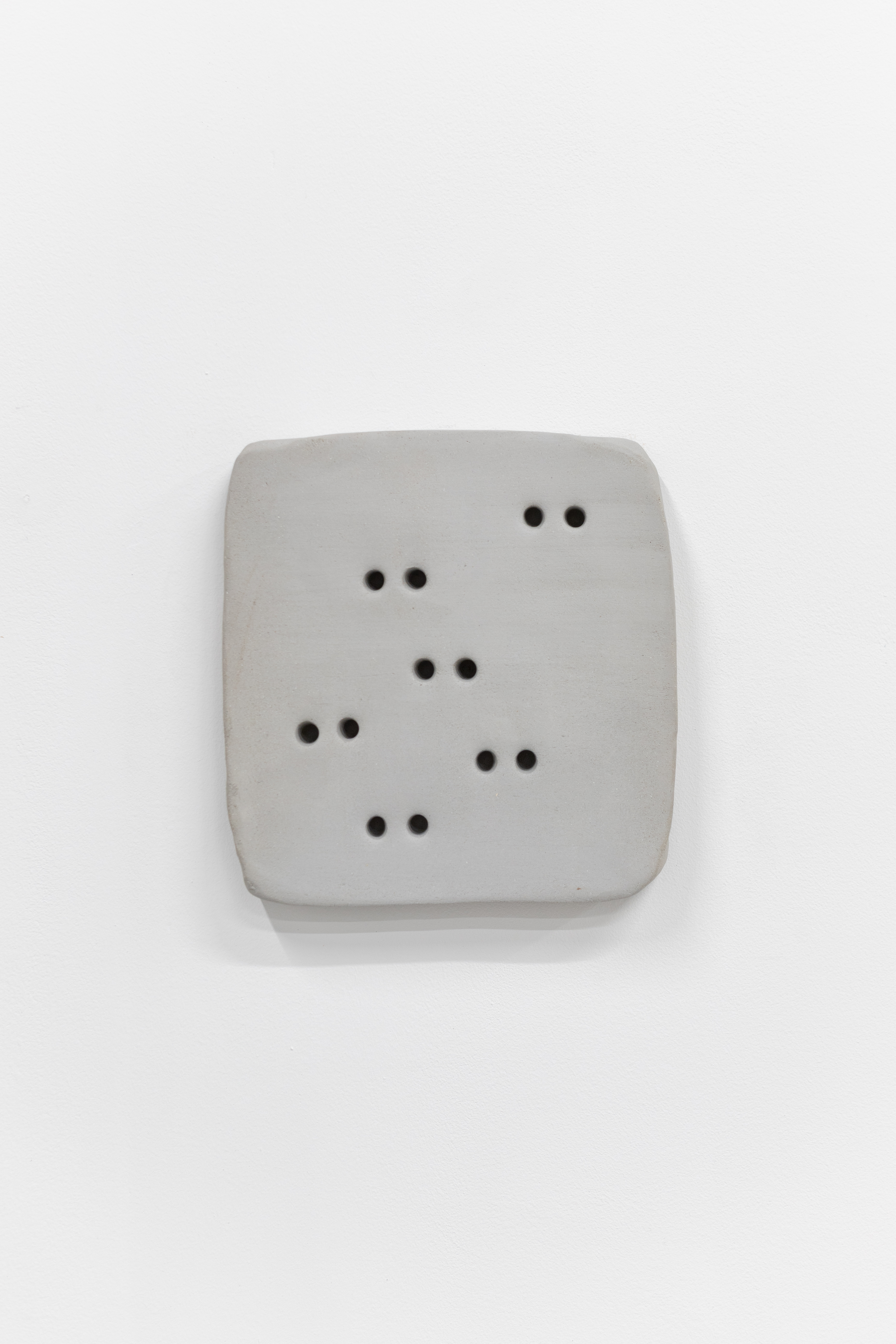 Trou, plaque, ligne 12, grès, 23,5 x 22,3 x 2,7 cm, 2025