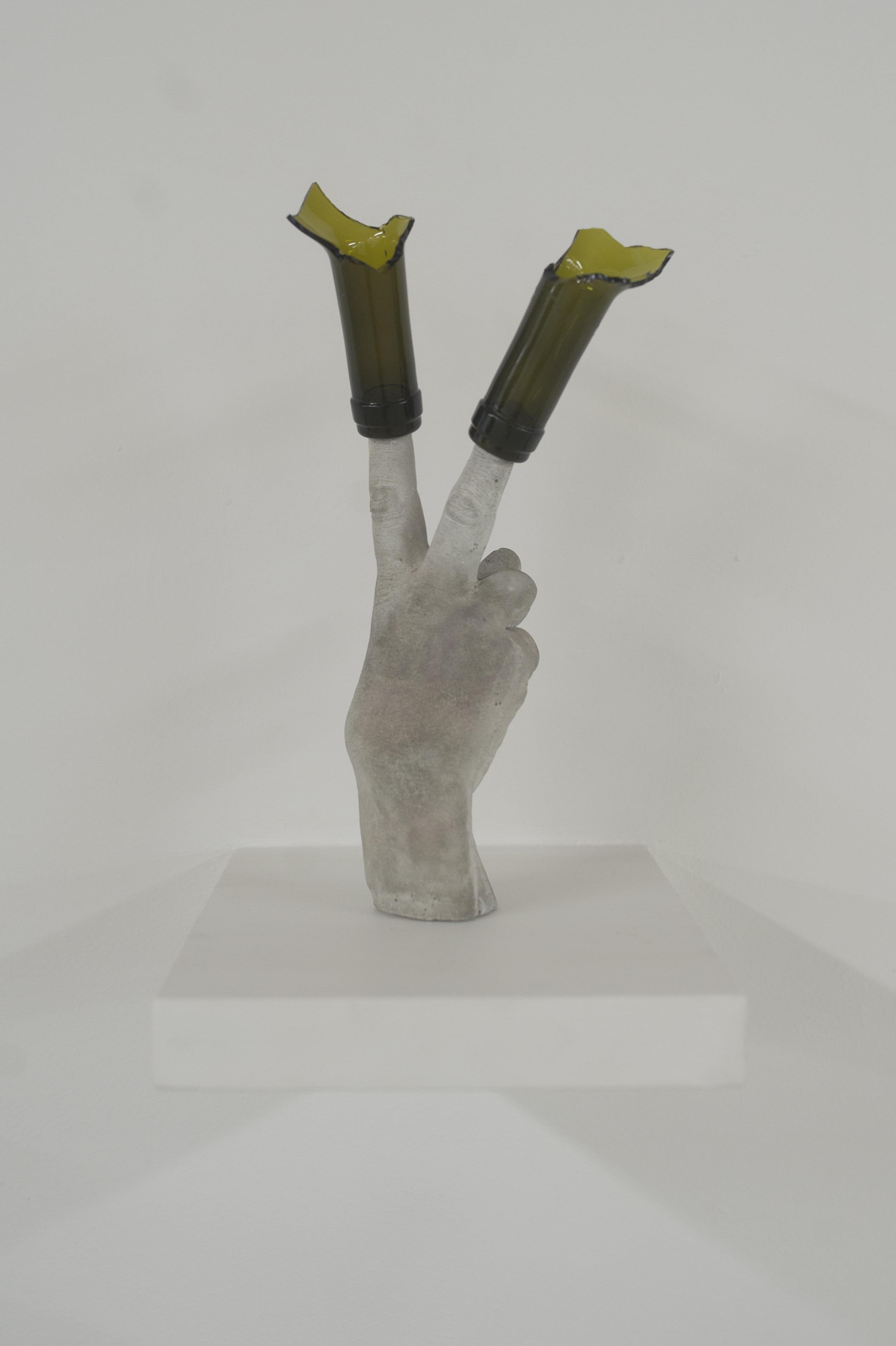 V x Victory, 2022, cemento e vetro 23x12x9 cm