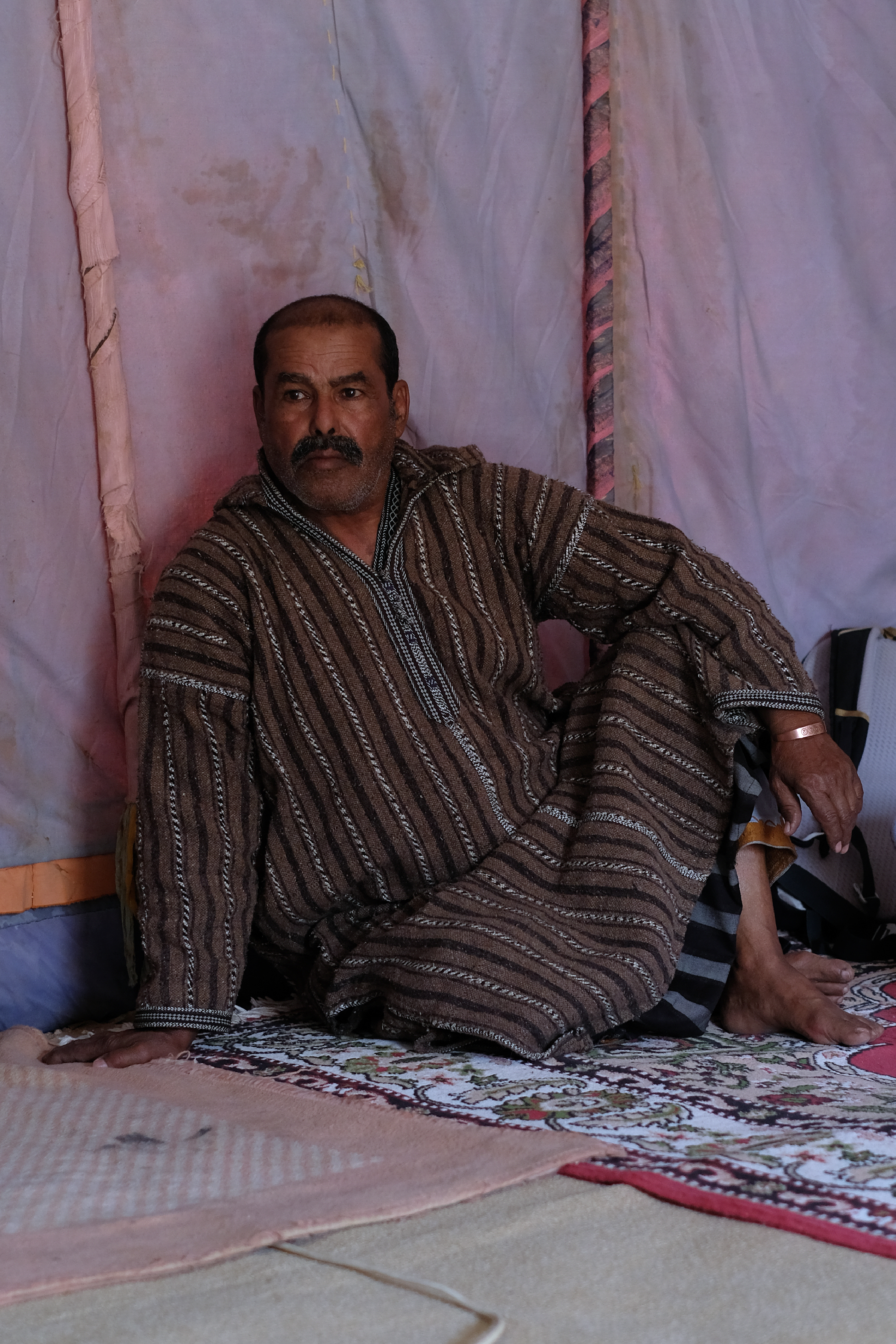 Hassan, dont la famille a été enlevée par des soldats marocains pendant l'exode faisant suite à l'invasion marocaine de 1975. Campement de réfugiés de Smara, février 2024.